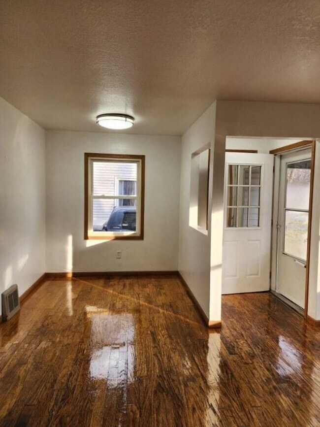 3 Bed, 1 Bath Gem for Rent at 2018 Oakland... House House Rental in
