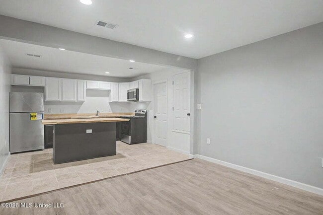 Photo - 3 bedroom close to D'Iberville! Unit #4