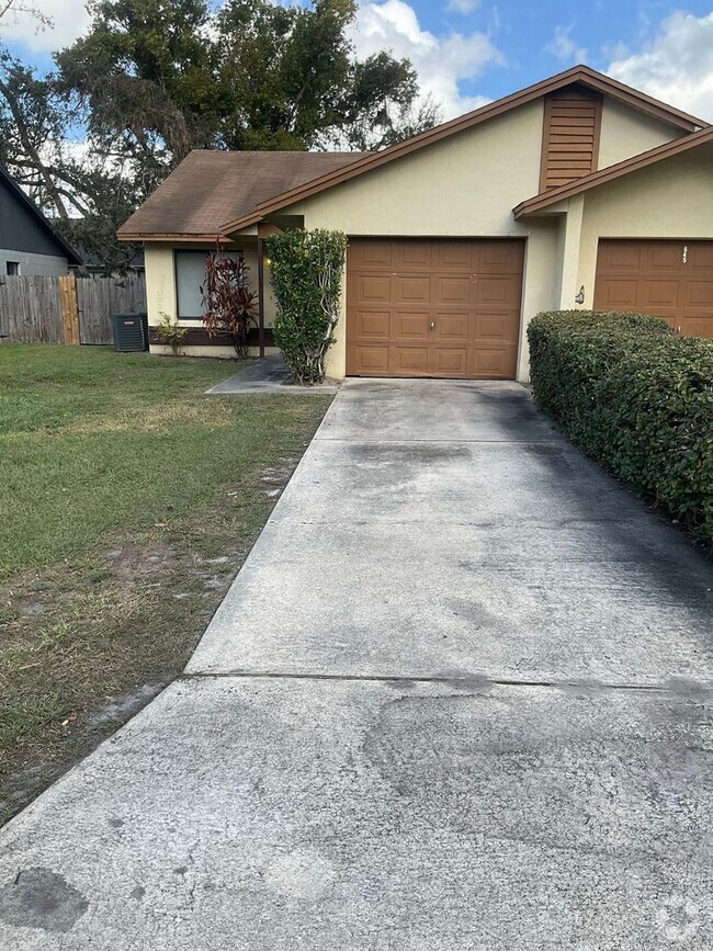 Building Photo - 2 bed 2 bath 1/2 duplex in Longwood! Rental