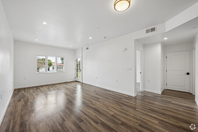 1BR, 1BA - 712SF - Living Room