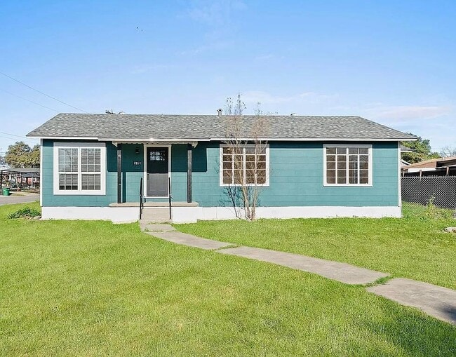 Building Photo - 2551 W Summit Ave.