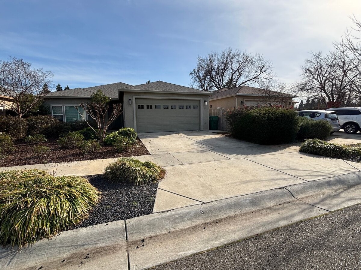 Photo - Beautiful 3 Bed, 2 Bath Home Located in Quaint Cul-de-Sac