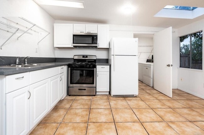 Photo - 1568 Primera St