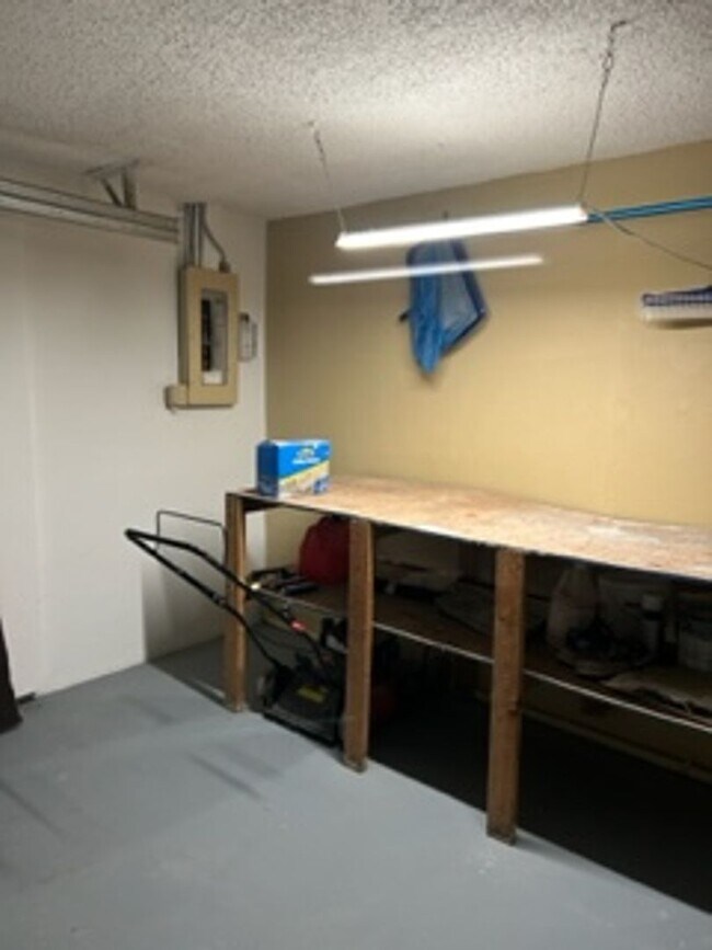 Photo - Beautiful 3 bedroom, 2 bath pool home in a...