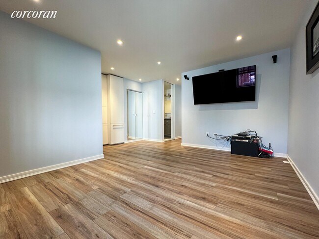 Photo - 2949 Shore Pkwy