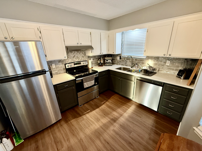 Kitchen - 206 SE Greystone Dr Townhome