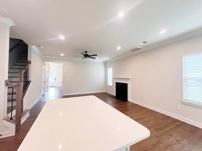 Photo - 44 Connaught Ct