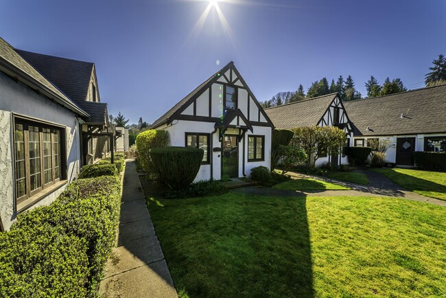 Building Photo - Tudor Style Townhome, Close to UW, Great L... Unit 16