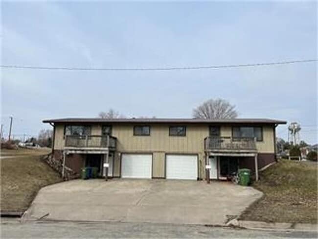 Building Photo - For Rent: Updated 2 Bedroom, 1 Bath Townho... Rental