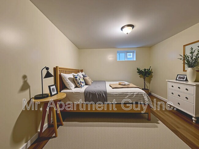Photo - 323 Queenston Rd