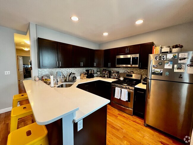 Building Photo - Well Renovated 2-Bed, 2-Bath Apartment in ...