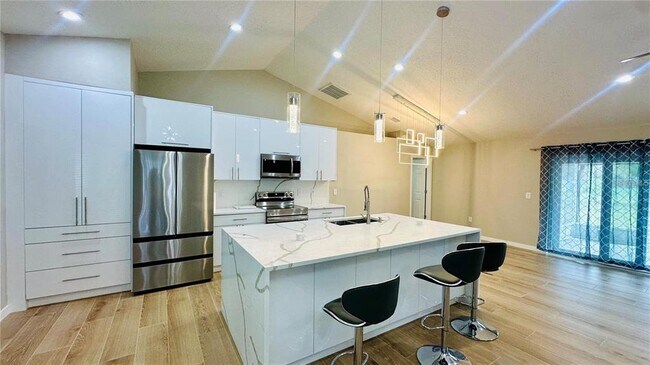 Photo - 1432 Kingston Way