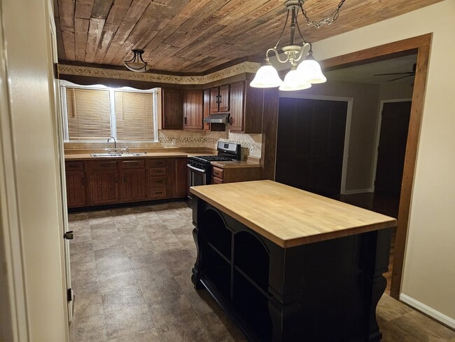 Photo - 2832 Clyburne St