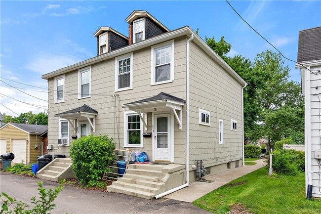 Photo - 318 Sprott Way