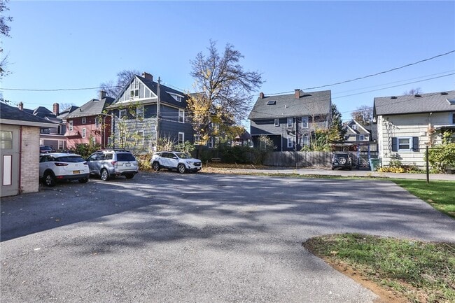 Photo - 739 University Ave