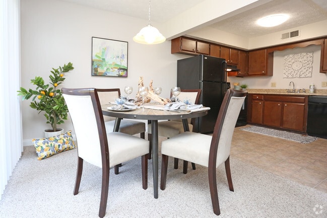 1BR, 1BA - 750 SF - Dining Area & Kitchen