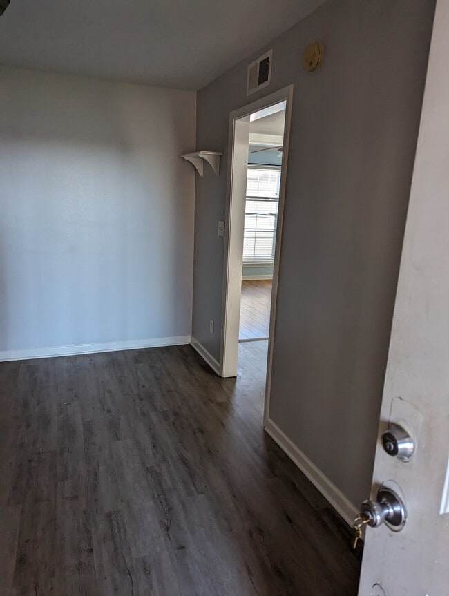 Building Photo - 4405 Barnett Street Unit C