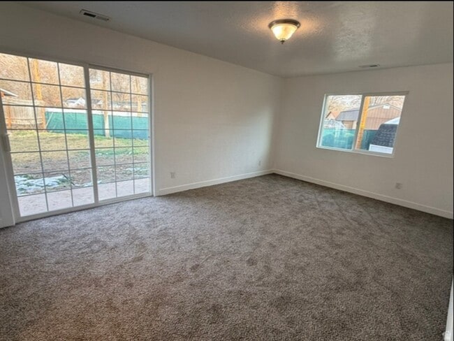 Photo - 886 Wood St
