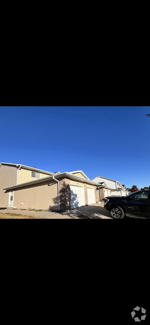 Building Photo - 2 Bed/2 Bath Townhome