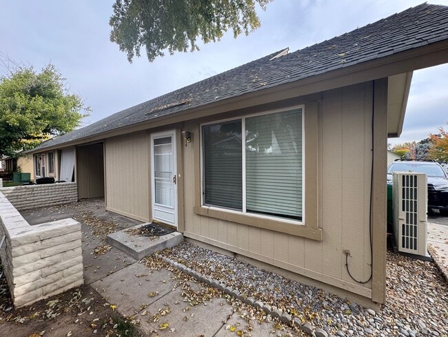 Building Photo - 2 bedroom 1.5 bathroom with large garage i...