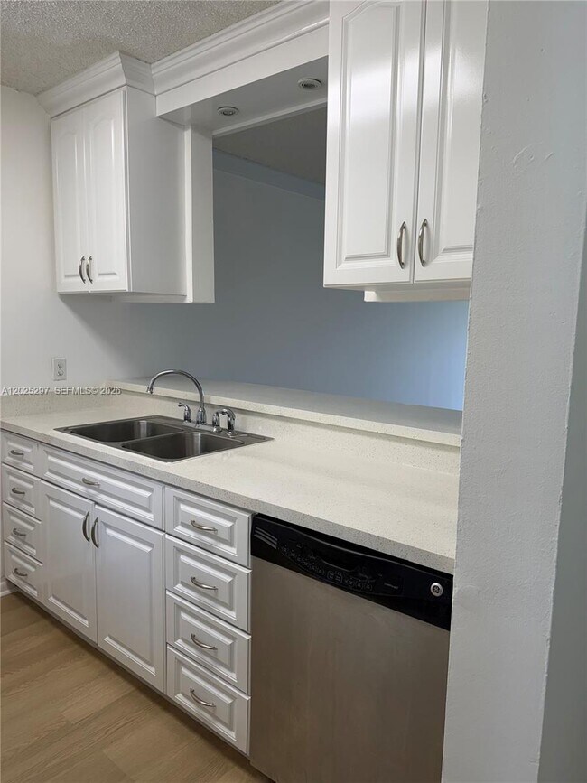 Photo - 8560 N Sherman Cir Unit 404