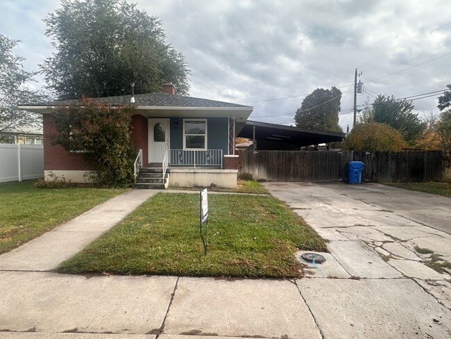 Building Photo - Room-room-room!  Fenced back yard, Private...