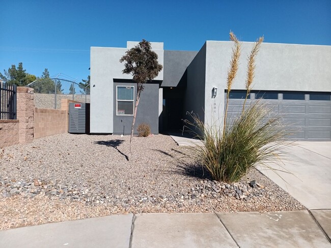 Building Photo - Newly-renovated 3 bedroom, 2 bathroom in Los Lunas! All new appliances! HUGE yard! Showings avail...