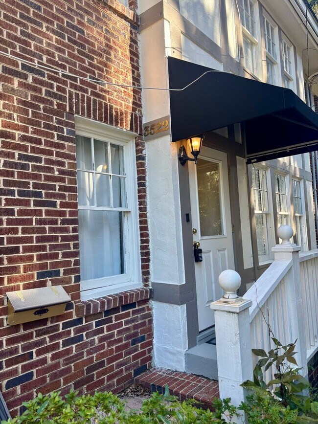 Building Photo - Beautiful Duplex in Riverside – Move-In Re...