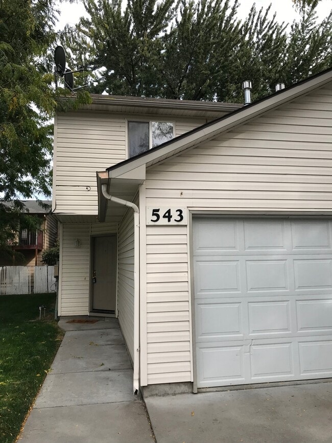 Building Photo - 1 car garage with 2 bedroom and 1.5 bathrooms, this townhome will not last long