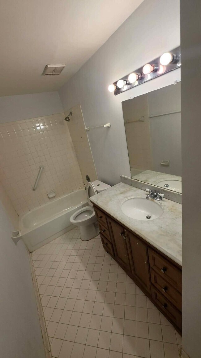 Photo - 3453 NW 44th St Unit 104