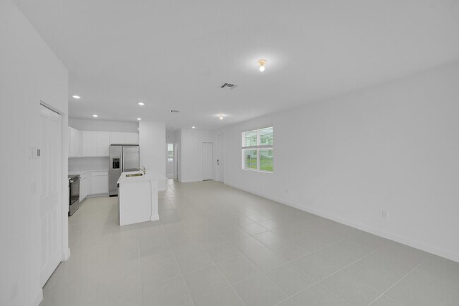 Photo - 548 Rivergrass St