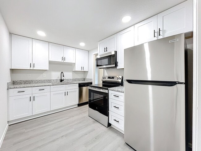Building Photo - Renovated 2 Bedroom 1 Bathroom Apartment |... Unit 11