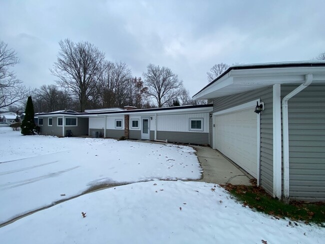 Building Photo - Beautiful 4-Bed, 2 Bathroom North Olmsted OH