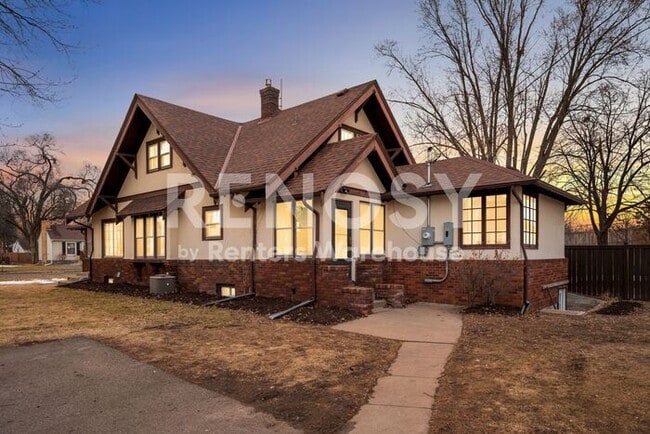 Building Photo - Available July 1st 5 Bedroom 2 Bath Single Family Home in Robbinsdale