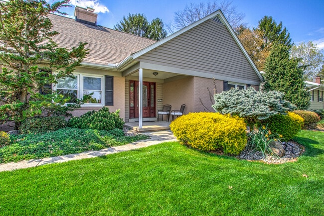 Photo - 1827 Larchmont Ln