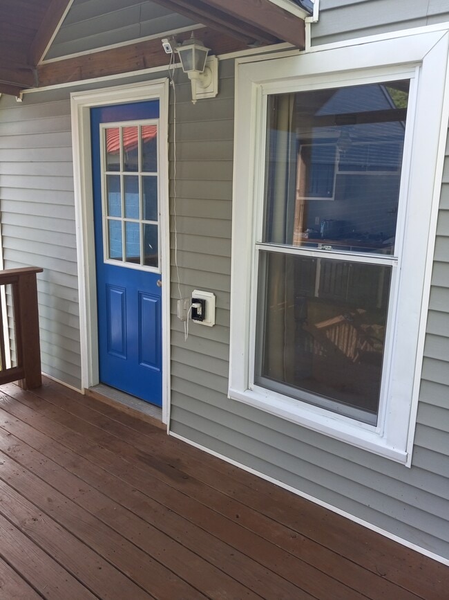 Building Photo - 77 Fox St Unit #2 Upstairs  77 Fox