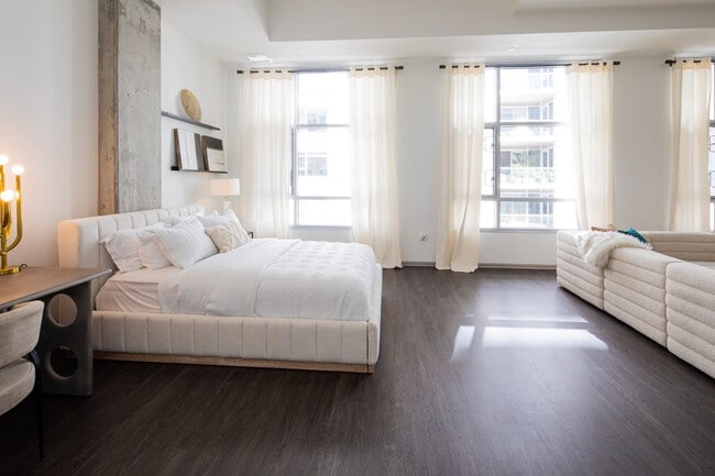 1600 VINE