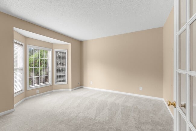 Photo - 108 Castlebury Creek Ct