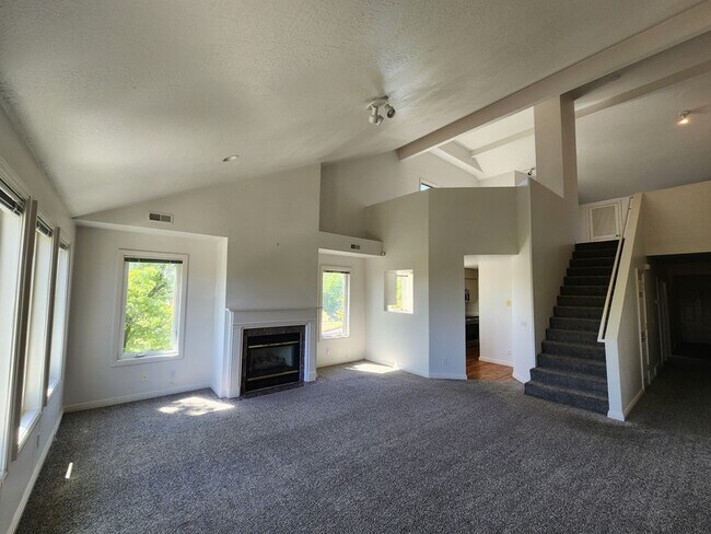Photo - 462 E St