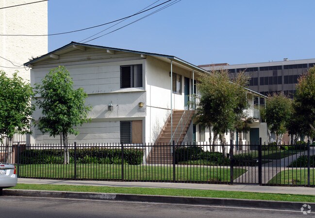 Building Photo - The Oasis Apartments