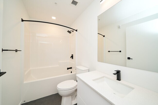 Photo - 127 Bannatyne Av