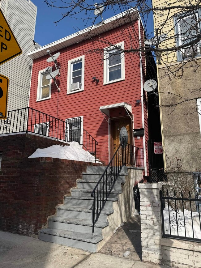 Building Photo - 542 41st St Unit 2