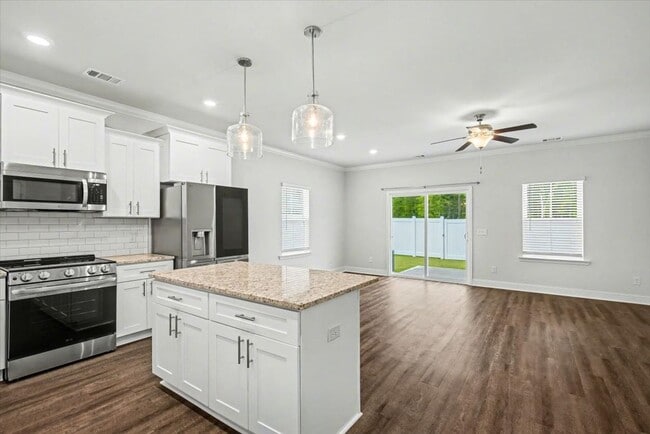 Photo - Like New 3 Bed, 2.5 Bath End Unit Townhome in Richmond Hill