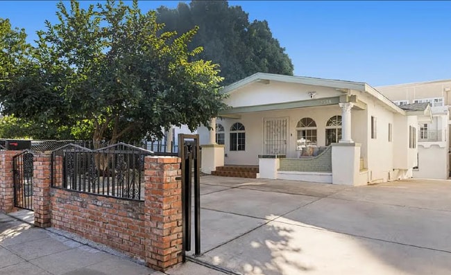 Photo - 3538 London St Unit Front