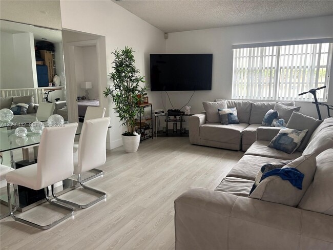 Photo - 6910 NW 173rd Dr Unidad 1008