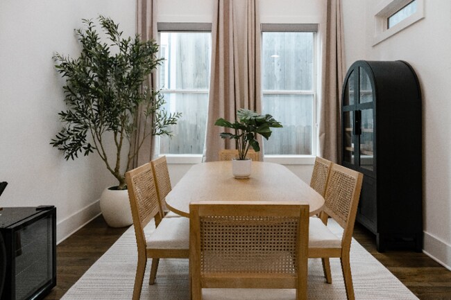 Building Photo - 407b 35th Ave N