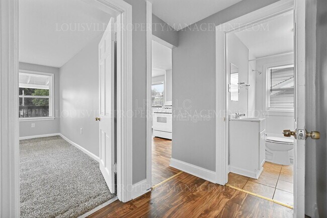 Photo - 4143 W Market St Unidad 2