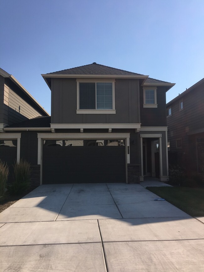Building Photo - Modern and Spacious Townhome, NE Bend