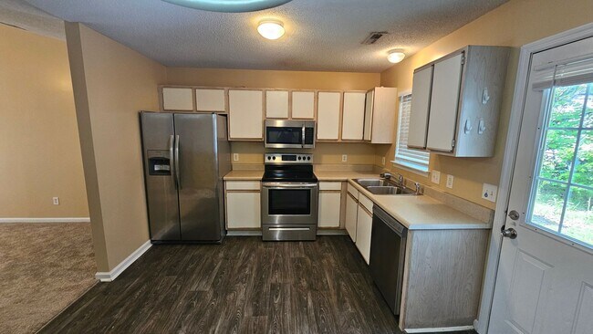 Photo - 573 Corbin St