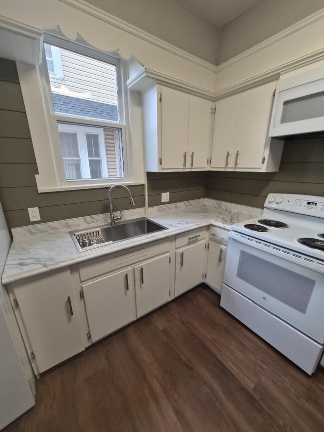 Photo - 323 Bedford Ave NW